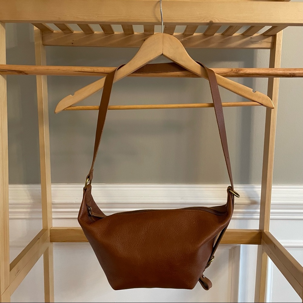 Madewell Leather Sling Bag in English Saddle